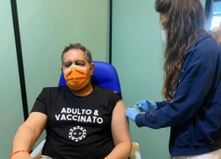 Genova, prima dose di AstraZeneca per Giovanni Toti: "Mi sento già più libero"