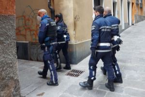 Genova, ruba 17 abiti e rimuove le etichette in piazza della Vittoria: arrestato