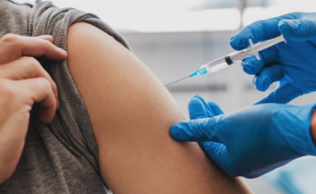 Vaccina 59 persone utilizzando sempre la stessa siringa: dottoressa sospesa