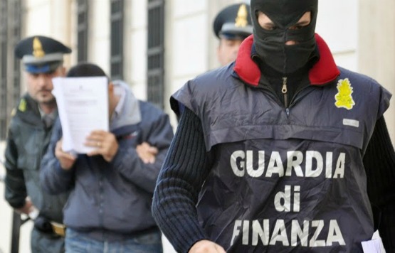 La Spezia, arrestati due spacciatori che vendevano cocaina via WhatsApp