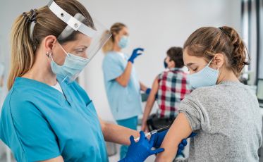 Vaccino adolescenti, i pediatri: "Prima dose a tutti gli under16 in 2 mesi è obiettivo realistico"