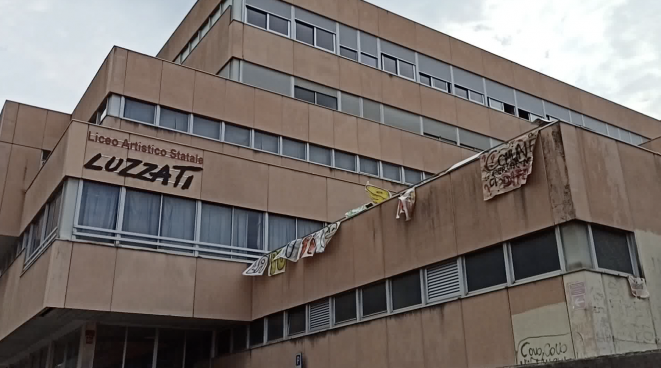 "Giù le mani dal Luzzati", scontro a Chiavari tra liceo artistico e linguistico 