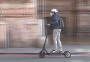 Genova, casco obbligatorio in monopattino tra multe e rispetto delle regole