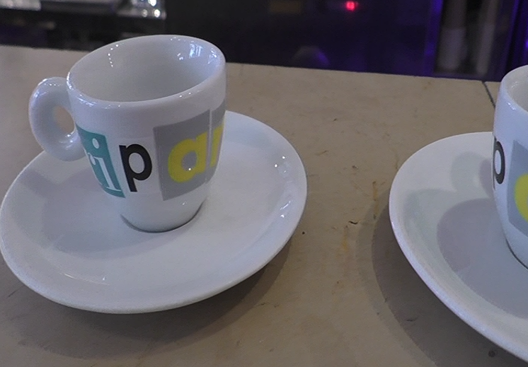 Bar e ristoranti: da oggi si può mangiare al chiuso e bere il caffè al banco 