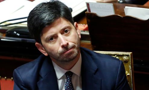 Coronavirus, Speranza: "Da domani tutti possono prenotare il vaccino"