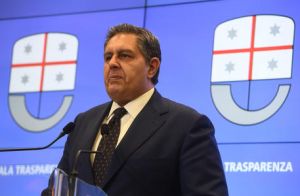 Coronavirus, Toti: "Obbligo di mascherina all'aperto non ha più senso"