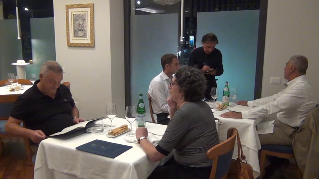 Covid e ristoranti, verso le 8 persone al tavolo al chiuso, nessun limite all'aperto 