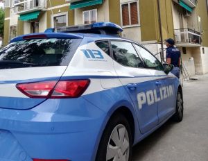 Genova, donna inseguita e minacciata di morte dal compagno: salvata dalla polizia