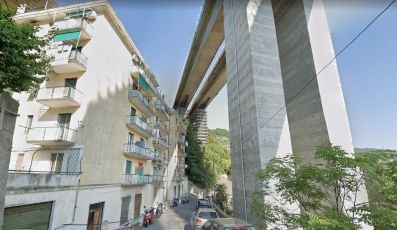 Genova, porzione di cemento cade sul marciapiede dal viadotto Bisagno