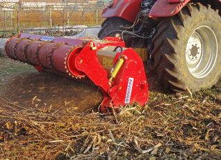 Tragedia a Imperia, si ribalta con il trattore e viene ucciso dalla fresa