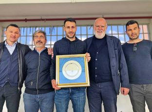 Entella, Gozzi premia Mancosu: “Grazie per questi anni passati insieme”