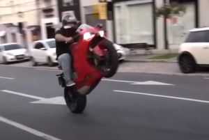 Genova, impenna la moto a folle velocità di fronte alla polizia locale: fermato
