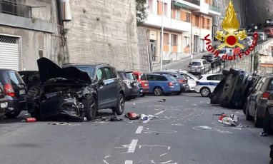 Genova, frontale fra due auto in via Bari: quattro feriti, uno in gravi condizioni
