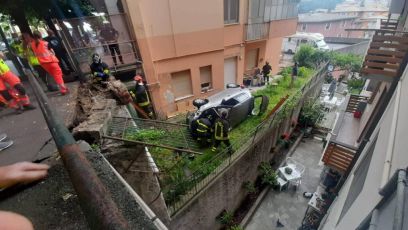 Arenzano, auto piomba in un giardino dopo aver sfondato il muretto