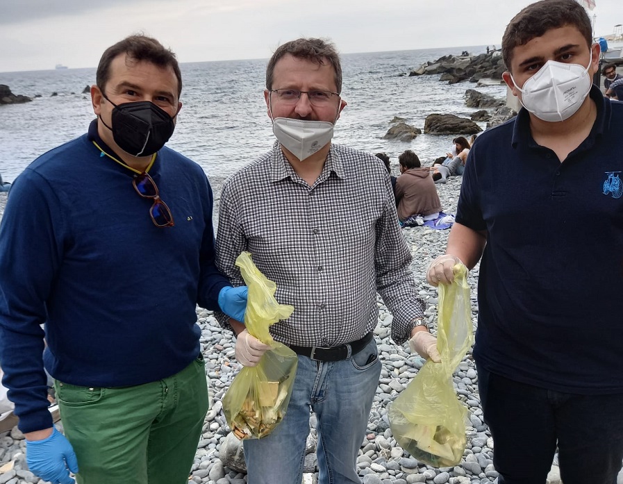 "Basta rumenta a Boccadasse", gli attivisti di Forza Italia ripuliscono la spiaggia