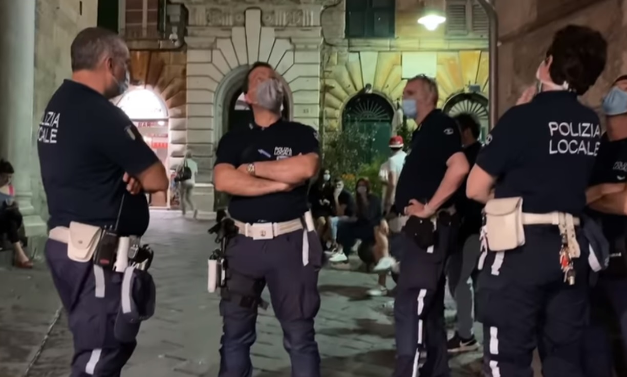 Divieto di piercing e obbligo di saluto: il nuovo regolamento per la polizia locale di Genova