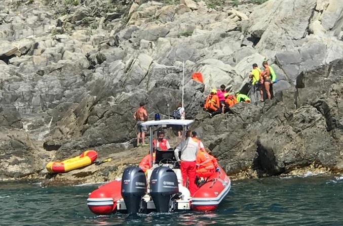 La Spezia, cade da un sentiero e finisce sugli scogli: raggiunta a nuoto dai soccorritori