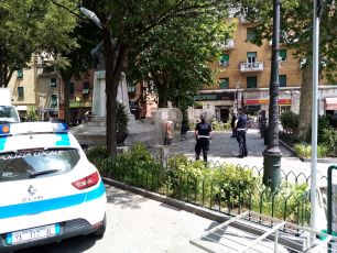 Genova, ubriaco mostra i genitali ai bambini in piazza Petrella: denunciato