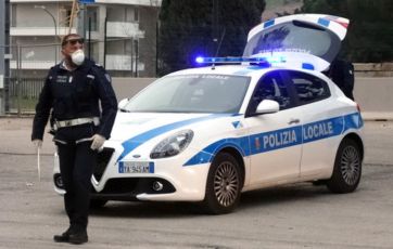 Genova, prende a calci la porta della fidanzata, il quartiere insorge contro di lui: arrestato