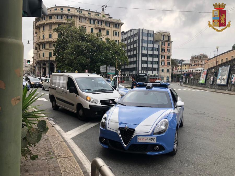 Genova, a 12 e 13 anni rubano un furgone e scippano un'anziana: fermati