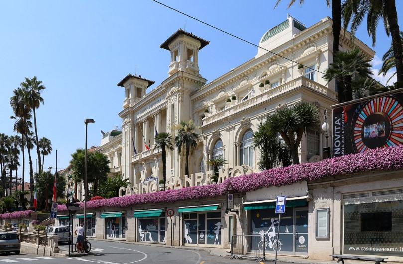 Riapre il Casinò di Sanremo: giocatori in coda davanti alle slot machine