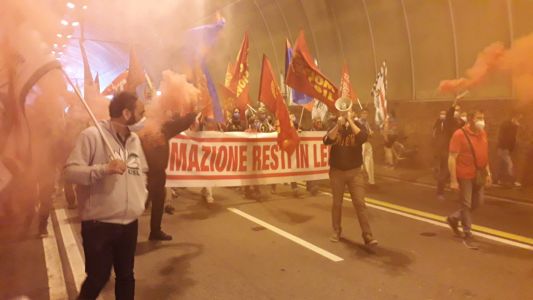 Genova, protesta dei lavoratori Leonardo: corteo nelle vie del centro