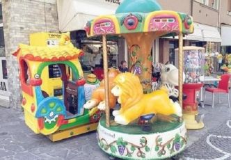 Genova, tenta di rubare le monete da una giostra: scoperto e denunciato