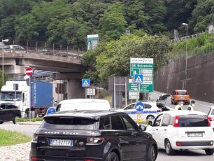 Genova, frontale fra auto e tir sullo svincolo di Bolzaneto in A7: casello chiuso