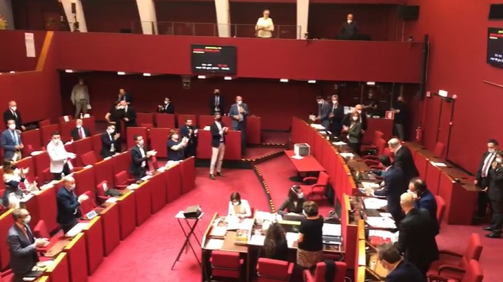 Bucci torna in consiglio comunale e lo accoglie una vera standing ovation