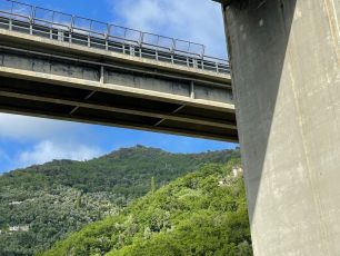 Rapallo, pezzo di metallo precipita per 50 metri dal viadotto dell'A12