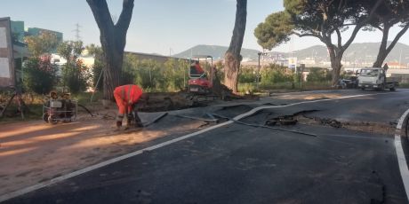 La Spezia, si rompe una tubatura e cede la strada: via del Camposanto chiusa