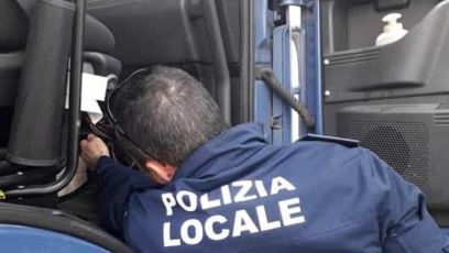 Genova, camionista ubriaco effettua un'inversione vietata: 2500 euro di multa e 35 punti decurtati