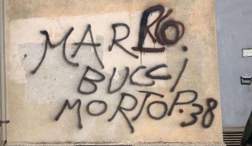 Minacce di morte a Bucci, Salvini e Meloni: le scritte apparse a Genova