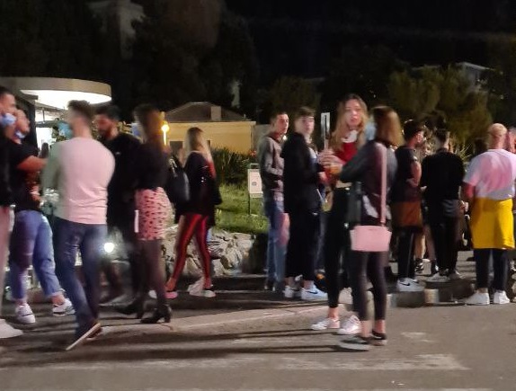 Genova, maxi rissa in corso Italia di fronte al Baretto: 5 giovani denunciati