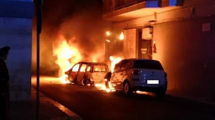 Chiavari, incendia un'auto in diretta Facebook: denunciato dalla polizia