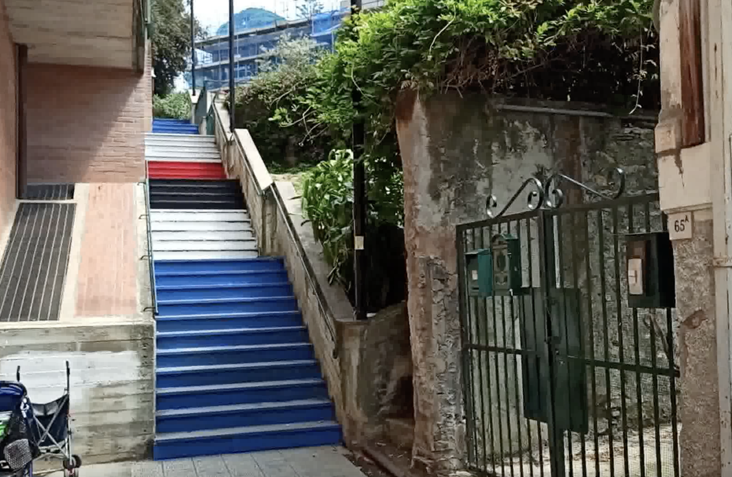 Chiavari, scalinata pitturata con i colori della Samp