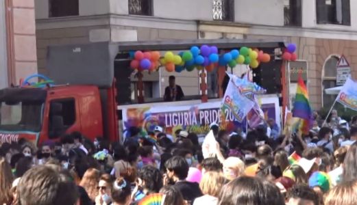 Liguria Pride, in piazza tanti giovani. E arriva anche Bucci
