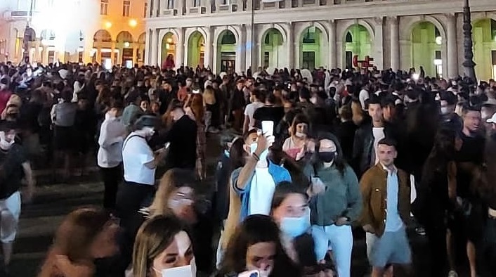 Genova, centro storico: bevande alcoliche vietate all’aperto da mezzanotte alle 7