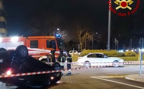 Sanremo, auto si cappotta in via D'Annunzio: giovane estratta dai vigili del fuoco