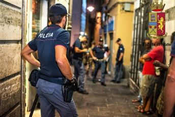 Genova, altra notte di movida: 23enne ruba un estintore da un'ambulanza