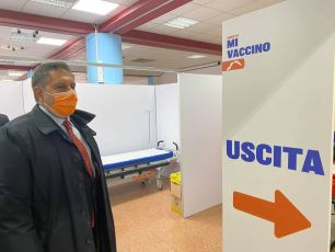 Vaccini Liguria, Toti: "Continueremo i richiami sopra i 60 anni con AstraZeneca"