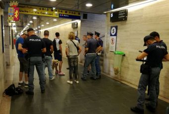Viene derubato in stazione a Principe, chiede aiuto agli agenti e gli mostra un coltello