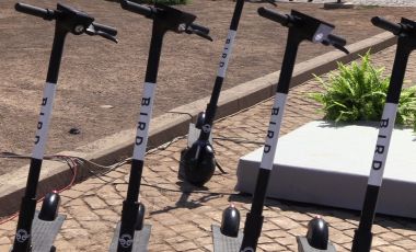 Accordo Trenitalia-Bird, dalla stazione a casa col monopattino elettrico