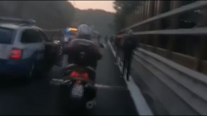 Genova, pericolo in A10: migranti a piedi sulla carreggiata, scortati dalla polizia