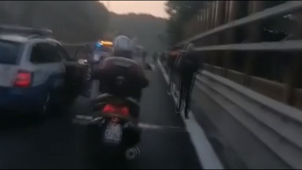 Genova, pericolo in A10: migranti a piedi sulla carreggiata, scortati dalla polizia