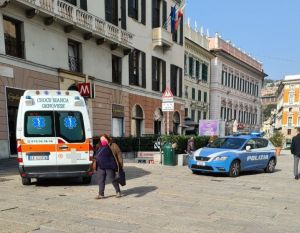Genova, poliziotto accoltellato in piazza De Ferrari