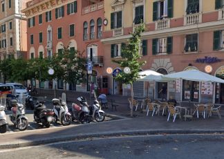 Era l'incubo di Sampierdarena, 33enne rubava il cibo ai clienti dei bar: denunciata