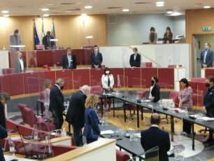 Liguria, minuto di silenzio in consiglio regionale per le due donne assassinate e per Camilla