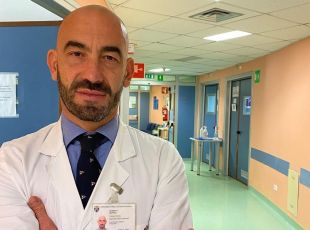 Covid, Bassetti: "Oggi il vaccino AstraZeneca in Italia è morto"
