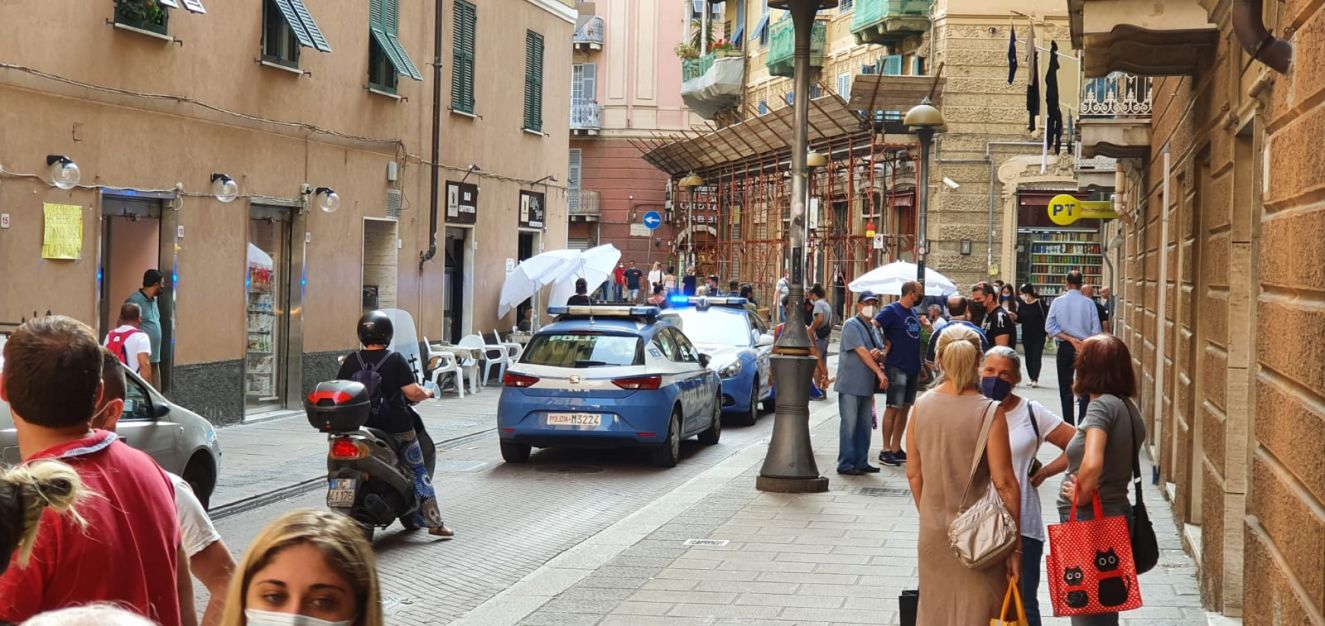Genova, rissa di fronte a un bar in via Rasori: un uomo ferito alla testa, aggressori in fuga